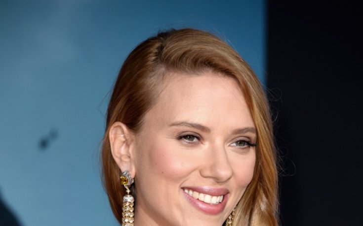 Прелестната Скарлет скри коремчето за премиерата на "Капитан Америка"