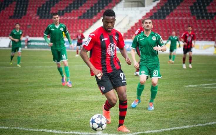 Феновете на Нефтохимик правят протестно шествие