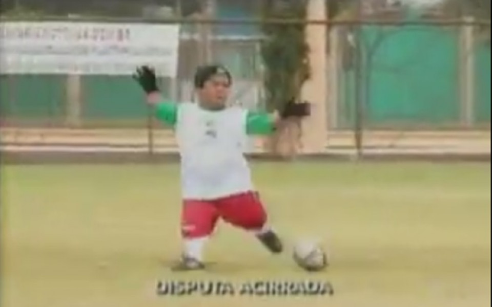 ВИДЕО: Бразилски джуджета  правят фурор с топката