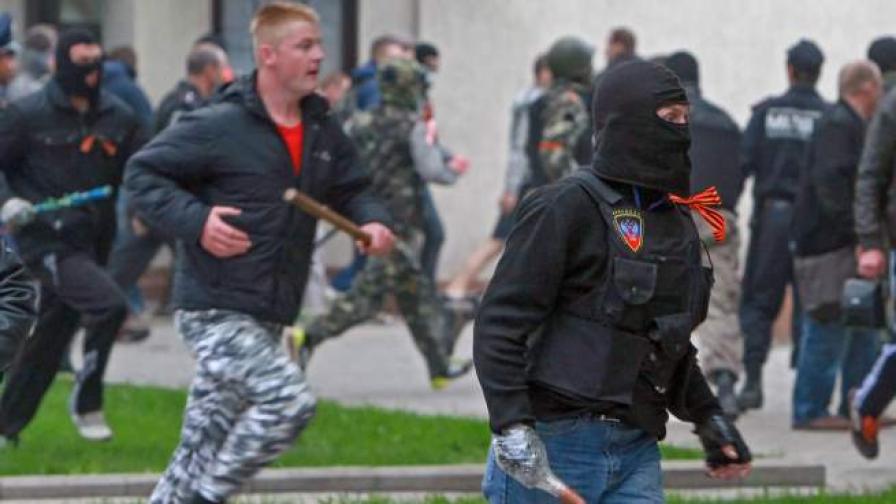 Проруски бунтовници, въоръжени с палки и ножове, нападнаха шествие на привърженици на украинските власти в Донецк
