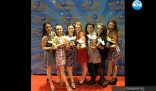 Виктория Медейрос (третата от ляво на дясно)