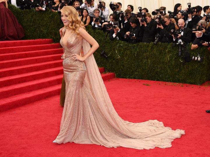 И тазгодишното издание на бала Met Gala (Met Ball) на института по костюми към музея "Метрополитън" в Ню Йорк събра най-големите звезди на световния шоубизнес, а събитието по традиция беше организирано от гл. редактор на американския Vogue Ана Уинтур. Блейк Лайвли