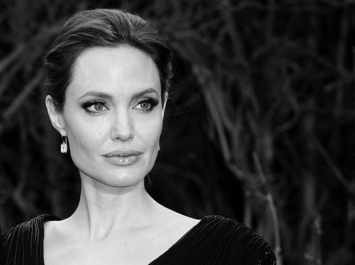 Прекрасната Анджелина Джоли се появи на премиерата на последния си филм "Maleficent" с прекрасна черна рокля и партньора си Брад Пит под ръка