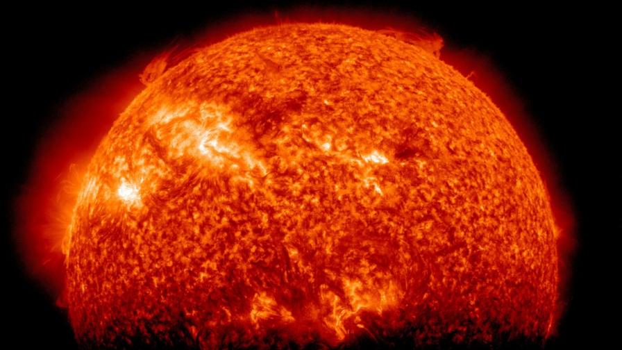 Мощно изригване на Слънцето заплашва с магнитна буря Земята