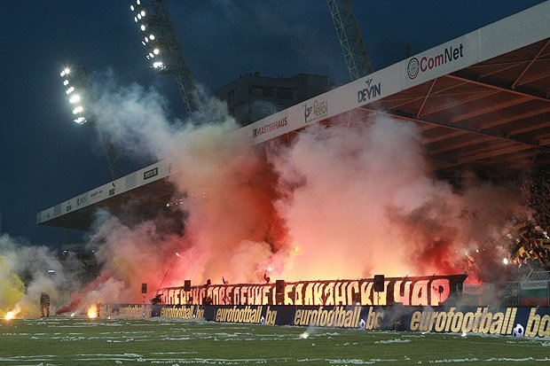 Феновете на Ботев Пловдив предизвикаха пожар на стадион Лазур в1