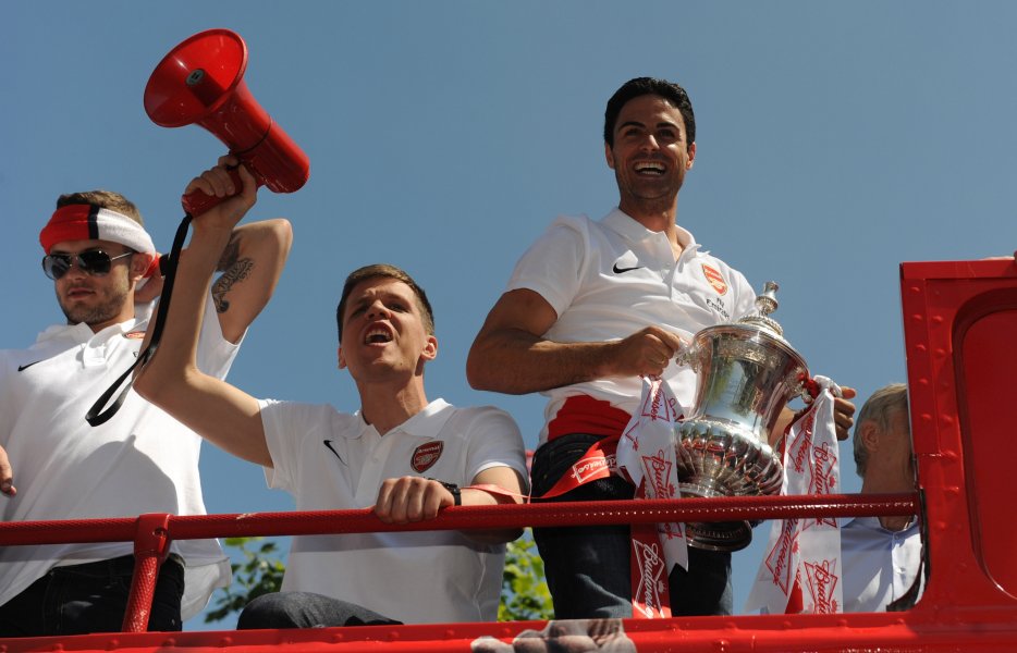 Хиляди отпразнуваха първия трофей на Арсенал след сушата1