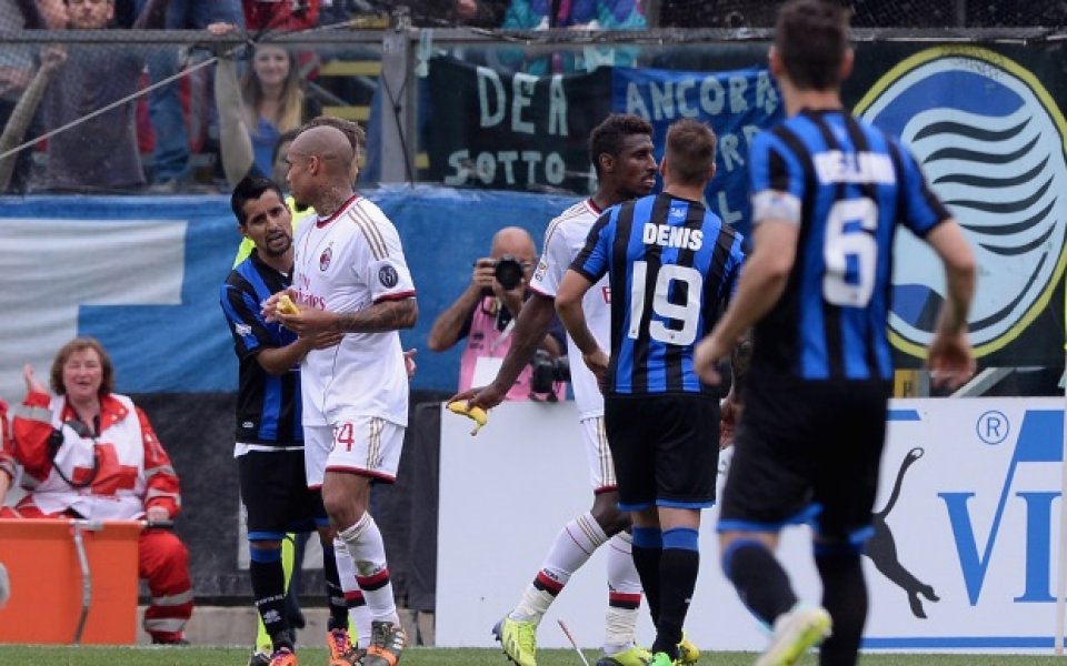 Фенове на Аталанта хвърлиха нож по играчи на Милан