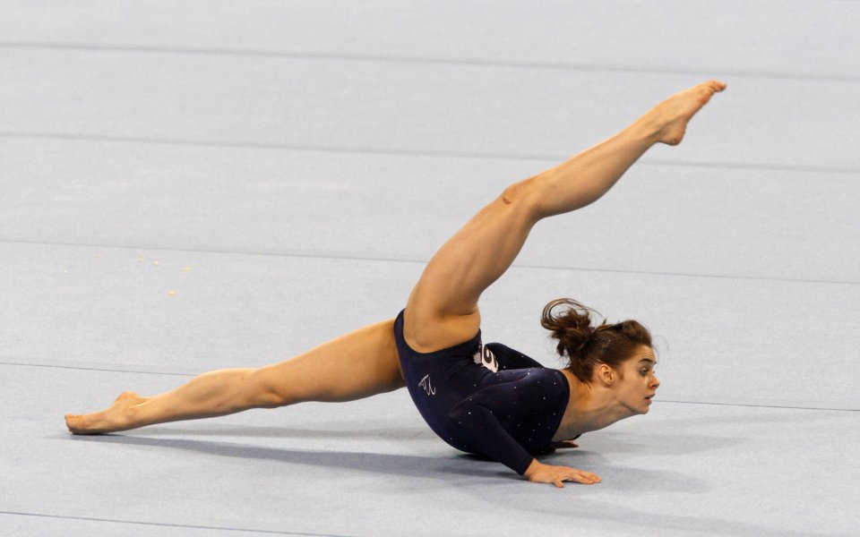 Великобритания и Русия най-добри при девойките на Европейското по спортна гимнастика