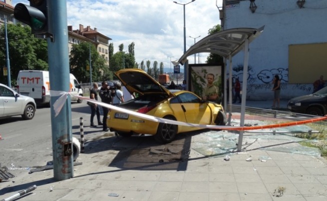 Кола се вряза в автобусна спирка в Пловдив и рани момиче