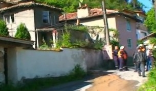 Свлачище затрупа къща, момче се измъкна невредимо