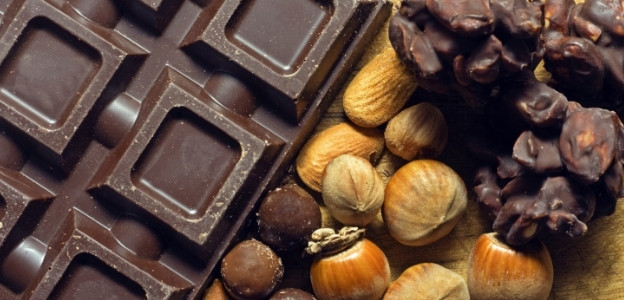 Черен шоколад, поне 70%. Тайната тук е съдържащият се в какаото магнезий, който много липсва по време на менструация. Не се залъгвайте, че млечният шоколад или вафла с шоколадова глазура ще свърши същата работа. Помага магнезият, шоколадът е само вкусното допълнение, ако си падате по горчиво, естествено.