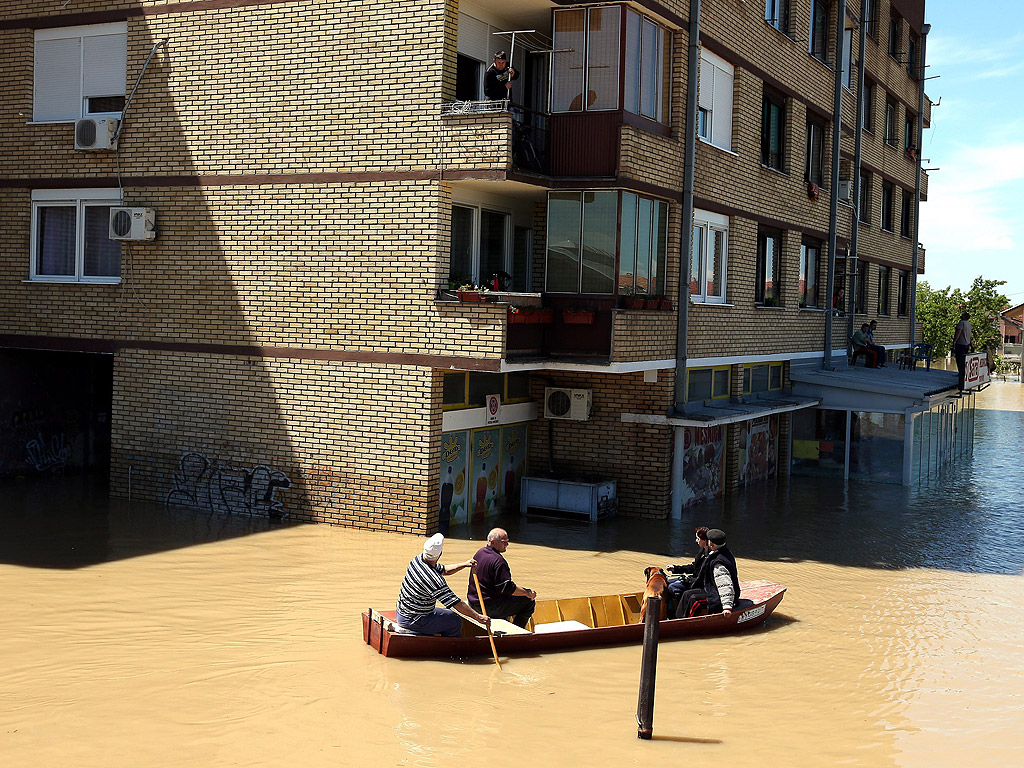 В Босна и Херцеговина една четвърт от населението е засегната от наводненията, а 1 млн. души нямат питейна вода. В Сърбия около 600 000 души от 7,2-милионното население на страната са засегнати от наводненията, съобщи Световната програма по прехрана (ПАМ) към ООН. Над 25 000 пострадали са евакуирани до момента в Сърбия. Властите в двете страни, където наводненията отнеха живота на най-малко 47 души, предупредиха за "епидемиологична катастрофа", ако районите не бъдат бързо почистени и дезинфекцирани, защото метеоролозите прогнозират, че температурите ще достигнат 30 градуса.