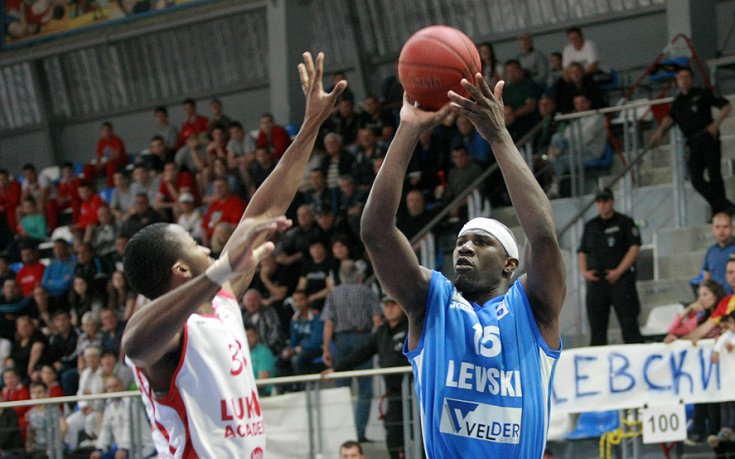 Лукойл поведе на Левски в спора за титлата