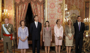 Испанският крал Хуан Карлос абдикира в полза на сина си принц Фелипе