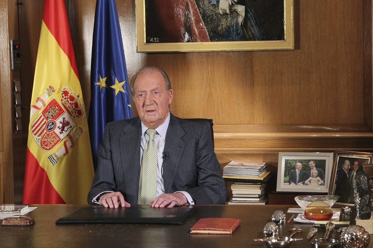 Испанският крал Хуан Карлос абдикира в полза на сина си принц Фелипе.