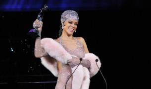 Полуголата Риана получи награда "Модна икона" за 2014