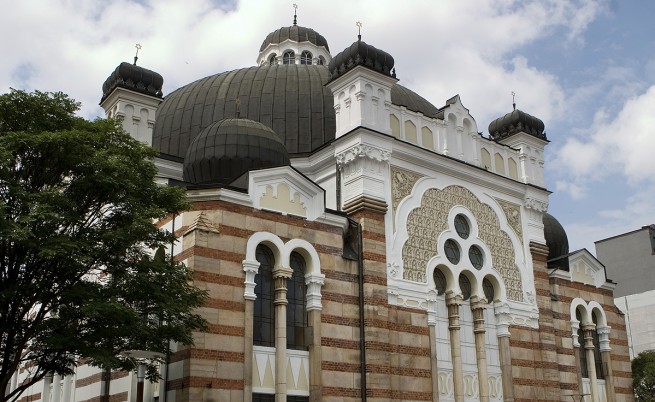 Вандали изрисуваха свастика на оградата на Централната софийска синагога