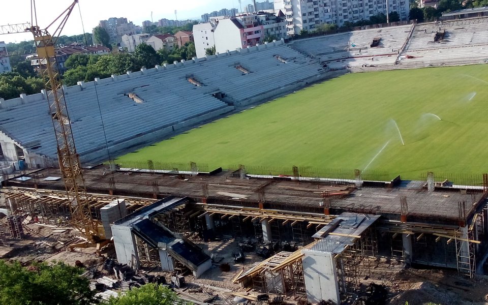 Временно спират строежа на стадион „Христо Ботев”