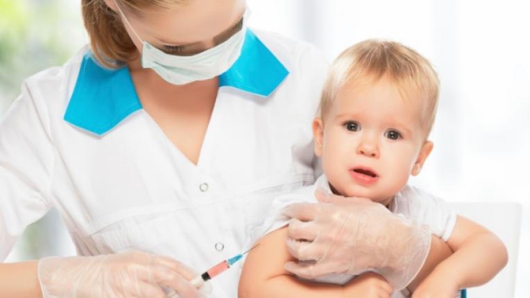 ваксина дете бебе инжекция