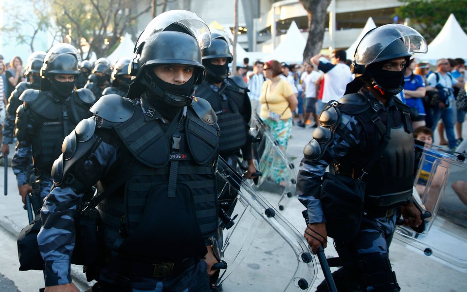 10 фенове на Локо Пд арестувани, има ранен полицай