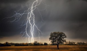Мълния удари къща в Добринище, друга уби мъж