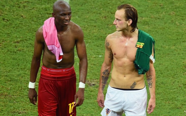 ВИДЕО: Нова сцена с полугол хърватин, Ракитич и М'Биа по гащи пред камерите