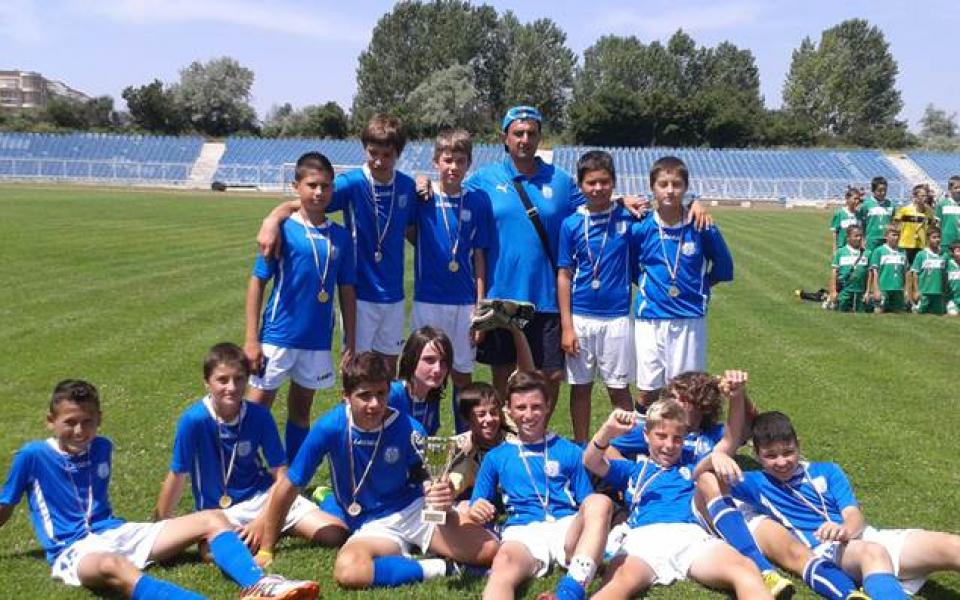 Школата на Черноморец продължава да обира трофеи