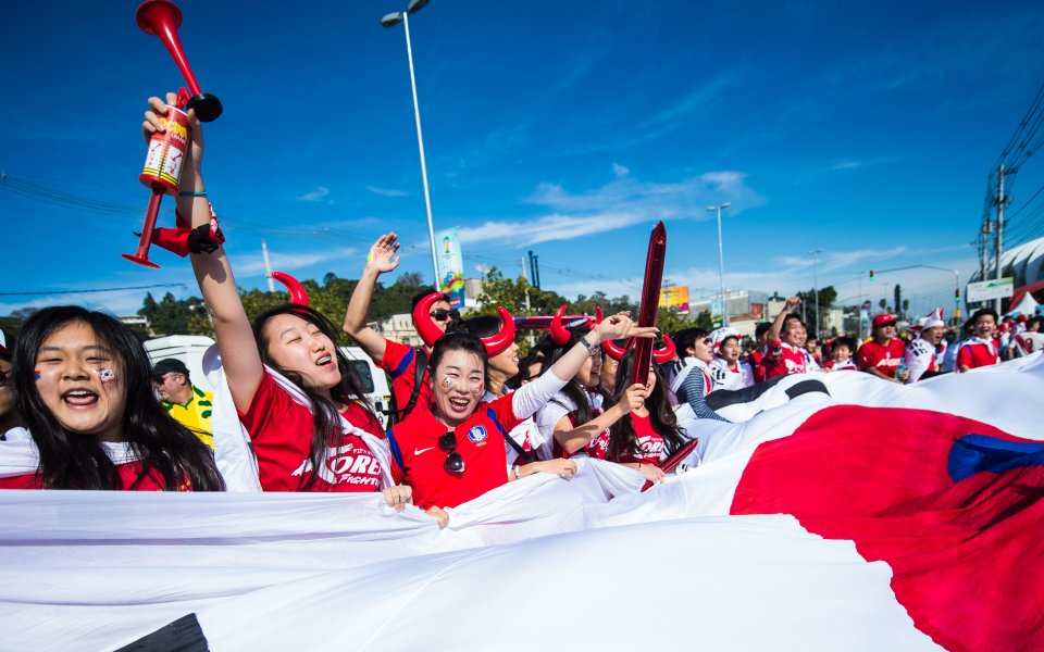 Феновете в Корея се завърнаха по стадионите