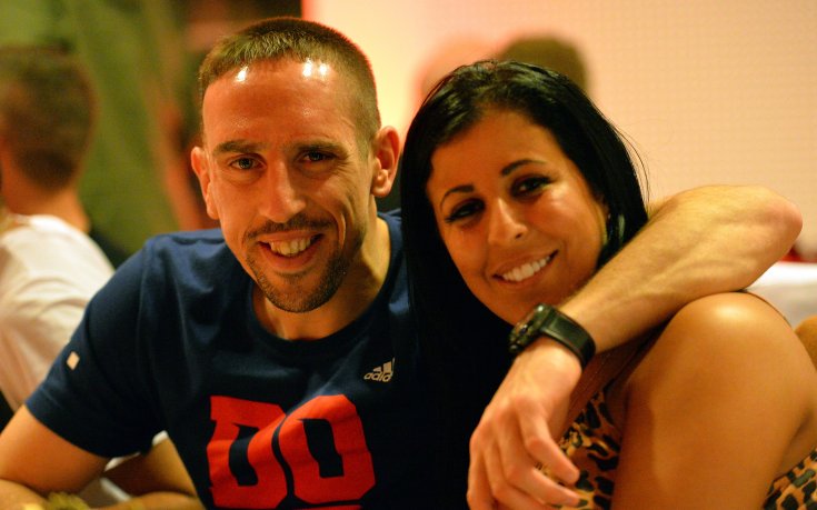 СНИМКА: Щракнаха Рибери да оправя прашките на съпругата си