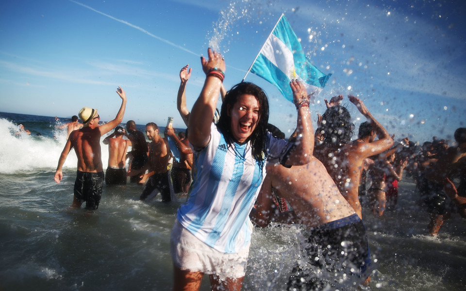 Аржентинска фенка търси прохлада./Снимка: Gulliver/Getty Images