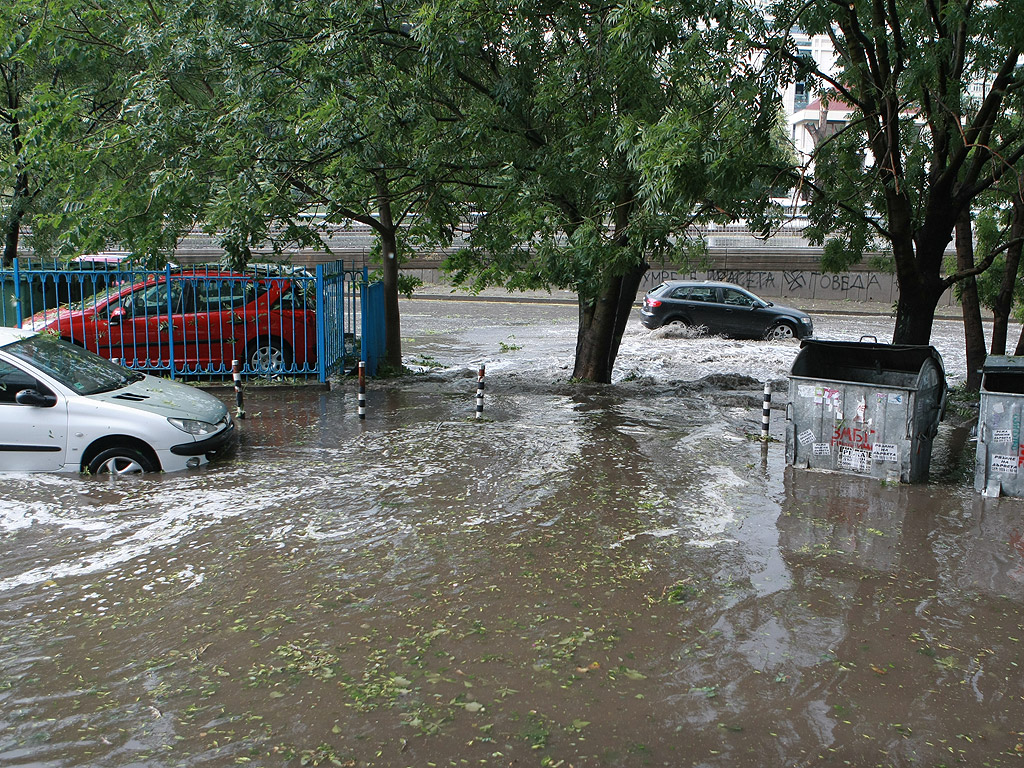 Бурята с проливен дъжд и градушка се разрази след 16:30 ч. в София. Вследствие на силната буря в София е загинал човек, съобщиха от пресцентъра на Столична община. Дърво в Борисовата градина по пътеката за къпалнята Мария Луиза е паднало върху пешеходец, който е починал. От МВР уточниха, че загиналият е мъж на 70 години. Има паднало дърво върху жена на Алея Яворов, засега няма информация за състоянието й. Шестима души са пострадали и са прегледани в "Пирогов" Из целия град има големи задръствания. Много светофари не работят, пътната полиция регулира по-големите кръстовища