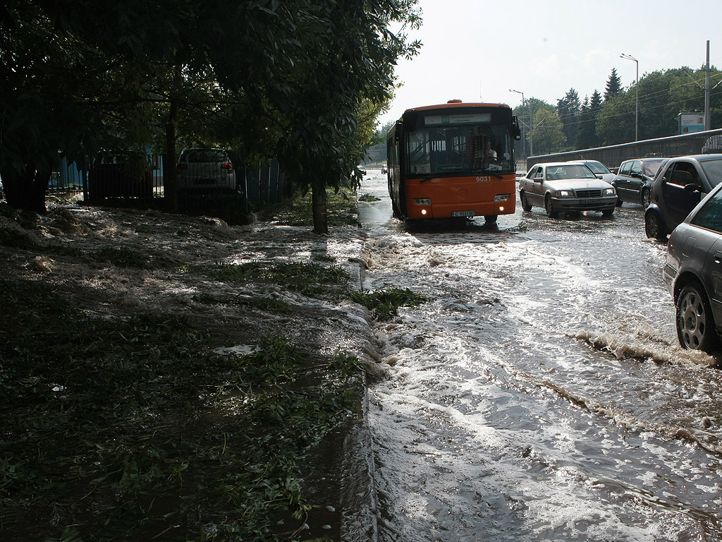 Бурята с проливен дъжд и градушка се разрази след 16:30 ч. в София. Вследствие на силната буря в София е загинал човек, съобщиха от пресцентъра на Столична община. Дърво в Борисовата градина по пътеката за къпалнята Мария Луиза е паднало върху пешеходец, който е починал. От МВР уточниха, че загиналият е мъж на 70 години. Има паднало дърво върху жена на Алея Яворов, засега няма информация за състоянието й. Шестима души са пострадали и са прегледани в "Пирогов" Из целия град има големи задръствания. Много светофари не работят, пътната полиция регулира по-големите кръстовища