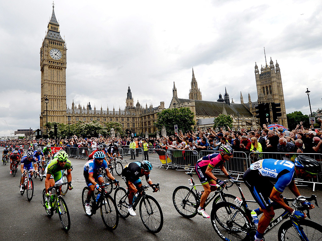 Основния пакет се движи покрай сградата на Парламента в Лондон, Великобритания по време на третия етап на Тур дьо Франс.