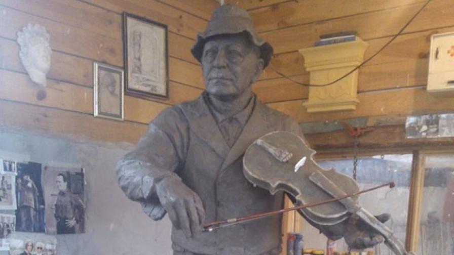 Паметник на Тодор Колев с цигулка и бомбе в Шумен