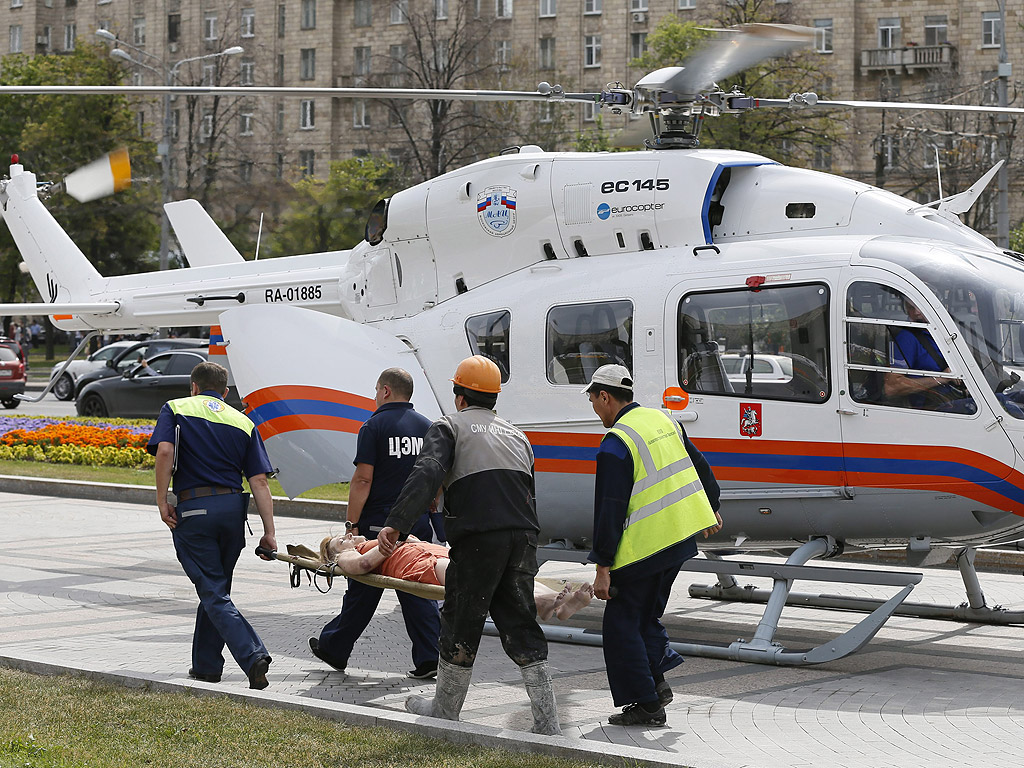 Дванайсет души са загинали, а почти 150 са пострадали при авария в московското метро. Над 100 души от пострадалите били транспортирани в болница. Дерайлирали са три вагона, без обаче да се преобърнат. Спасители евакуират пътниците от композицията. На мястото на инцидента работят над 100 екипа на спешната помощ.