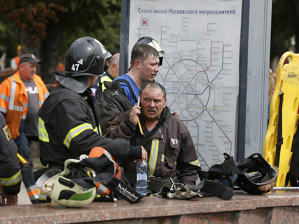 Дванайсет души са загинали, а почти 150 са пострадали при авария в московското метро. Над 100 души от пострадалите били транспортирани в болница. Дерайлирали са три вагона, без обаче да се преобърнат. Спасители евакуират пътниците от композицията. На мястото на инцидента работят над 100 екипа на спешната помощ.