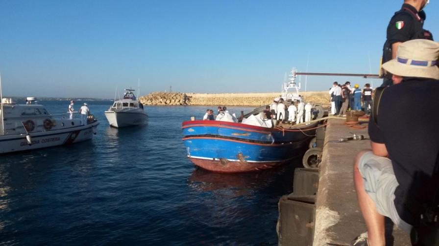 19 емигранти се задушили в кораб край Лампедуза