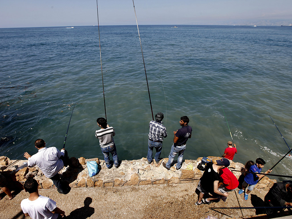 Всяка сутрин на зазоряване около 500 рибари напускат южното ливанско пристанище Сидон и излизат в Средиземно море. Тук рибарството се предава от поколение на поколение и самото име на града означава „риболов“ (на арабски, гръцки и иврит).