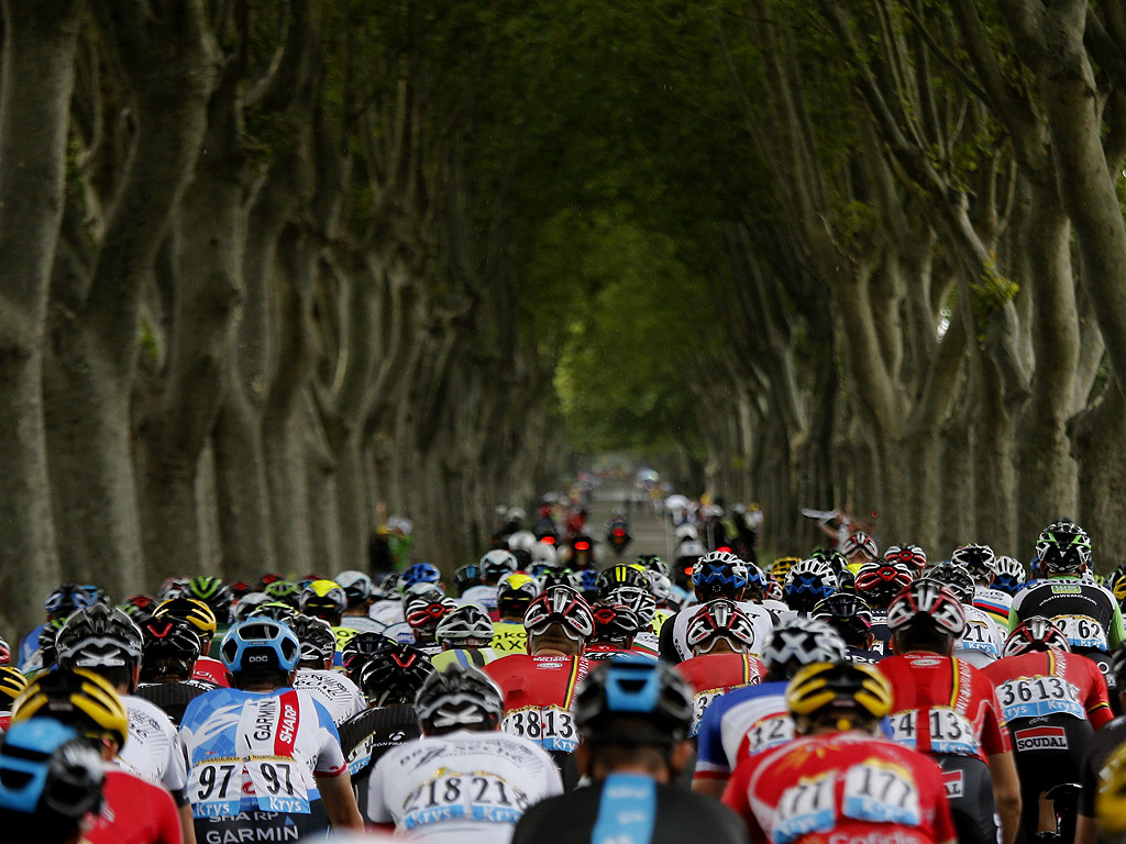 Колоздачите на път по време на 15-ия етап на състезанието Тур дьо Франс