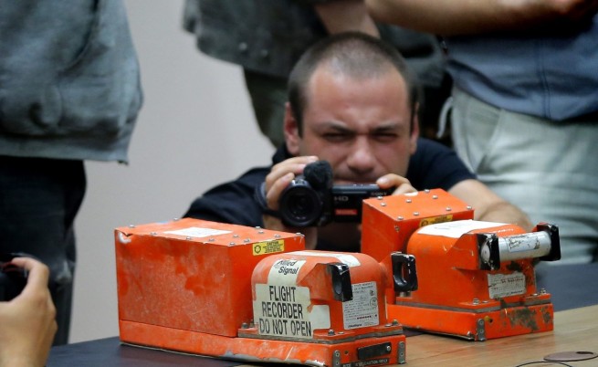 Сепаратистите предадоха черните кутии от падналия в Украйна самолет на Малайзия
