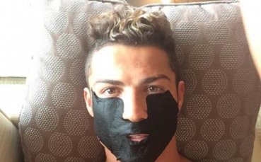 Стана ясно каква е странната снимка на Роналдо, рекламирал разкрасителни продукти