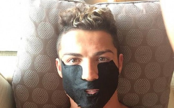 Стана ясно каква е странната снимка на Роналдо, рекламирал разкрасителни продукти