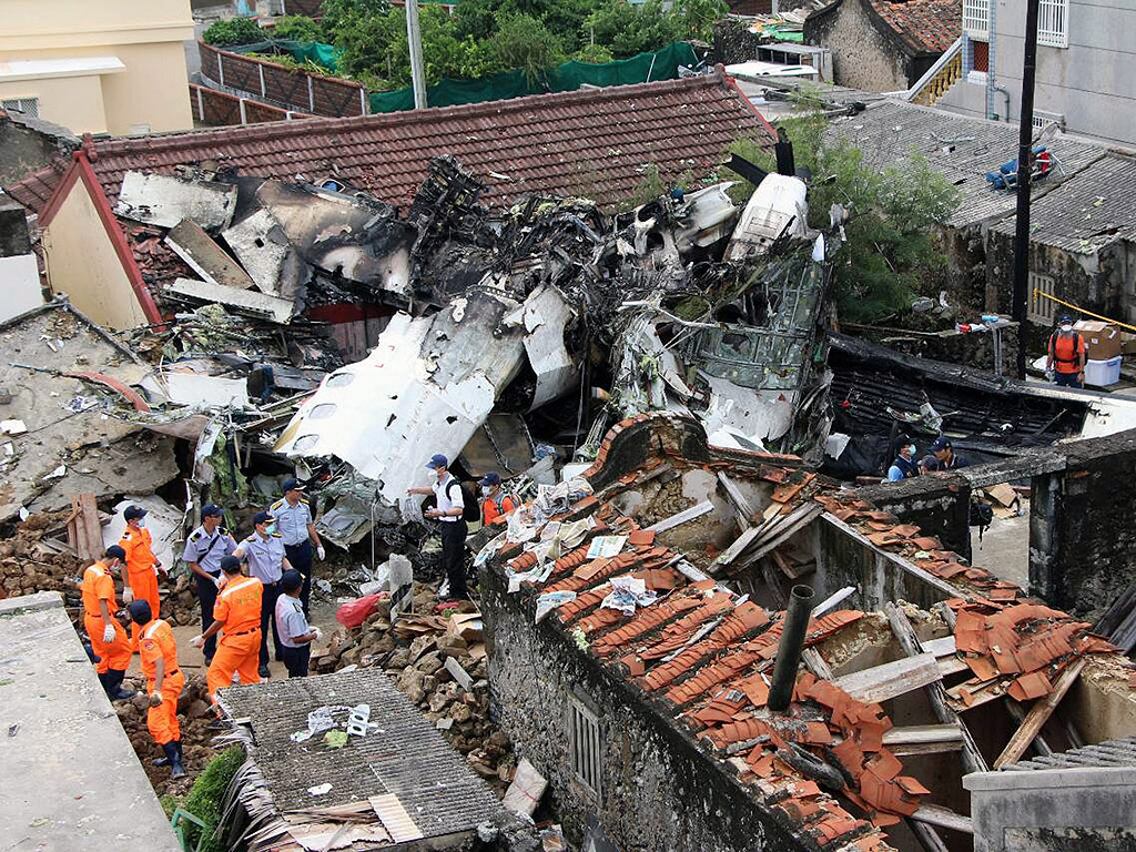 Полиция и войска охраняват мястото на катастрофата на самолета TransAasia Airways на островите Пънху в Тайванския пролив. 47 души са загинали при аварийното кацане на самолета, който се приземи в лошо време, силен дъжд и слаба видимост на малък остров