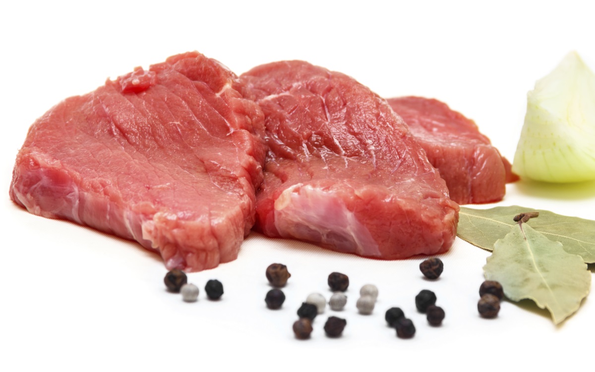 <p><strong>Сурово месо</strong></p>

<p>Mикровълновата печка не е място за сурови месни продукти. Тя просто не готви равномерно и част от месото може да стане много гореща и да изсъхне, преди друга част да се размрази или сготви. Всъщност дори опитът за размразяване на сурово месо в микровълновата печка може да доведе до сериозни здравословни усложнения поради опасни температурни колебания.</p>