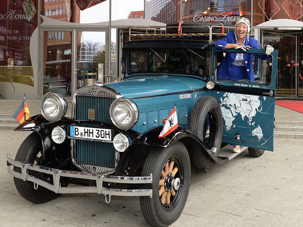 Хейде Хетцер позира с Hudson Great Eight Oldtimer от 1930 в Берлин, Германия. 77-годишната бивша автомобилна състезателка сподели плановете си да обиколи света с колата си Oldtimer, като старта е на 27 юли.