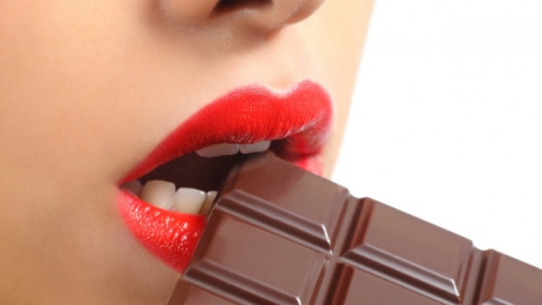 жена шоколад устни