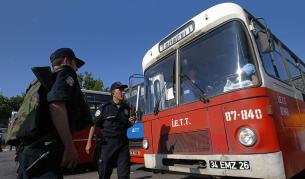 Четирима загинаха при пожар в автобус в Истанбул