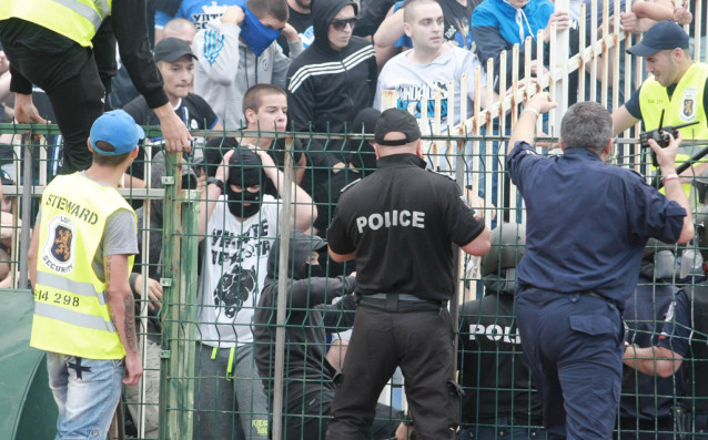 Деветима футболни фенове са задържани преди по време и след