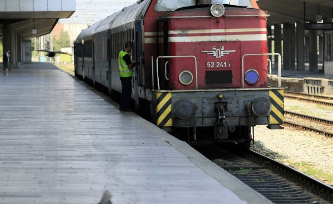 Локомотивът на влака от Варна за София дерайлира заради свлачище