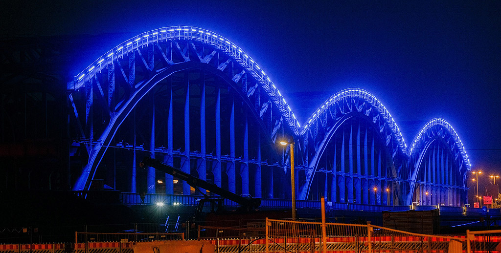 Стария Мост Елбе e е осветен в синя светлина в Хамбург, Германия. Осветлението е част от светлинния проект Blue Port в Хамбургското пристанище